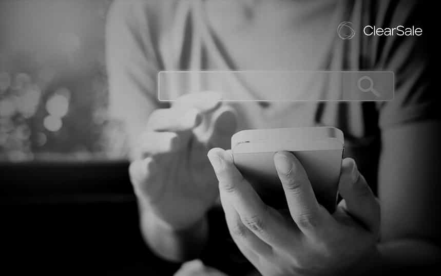 Mãos de uma mulher fazendo uma busca no smartphone sobre seo para ecommerce 